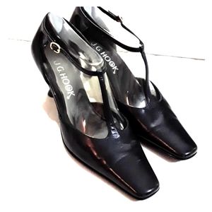 Woman's T strap closed shoe